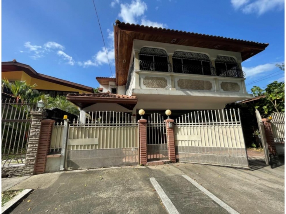 VENDO CASA UNIFAMILIAR DE DOS PLANTAS EN VILLA CACERES