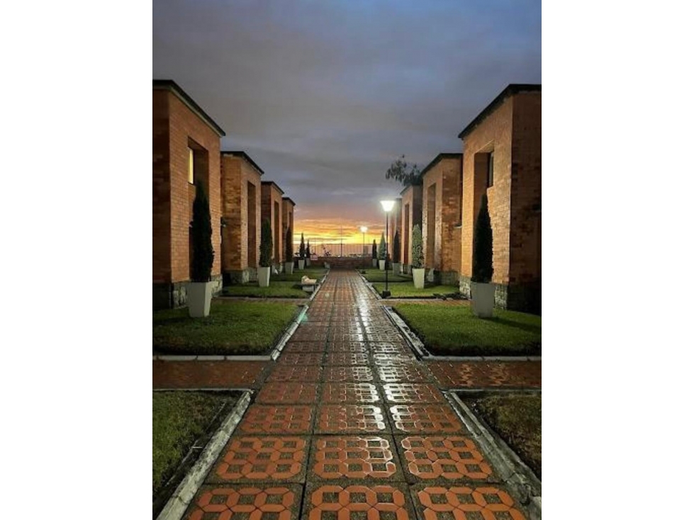 VENDE CASA CONJUNTO CERRADO POR PINARES PEREIRA
