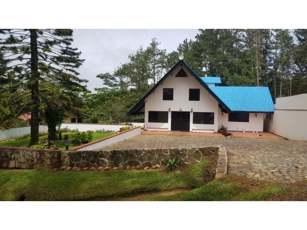 SE VENDE AMPLIA CASA EN ALTOS DE CERRO AZUL