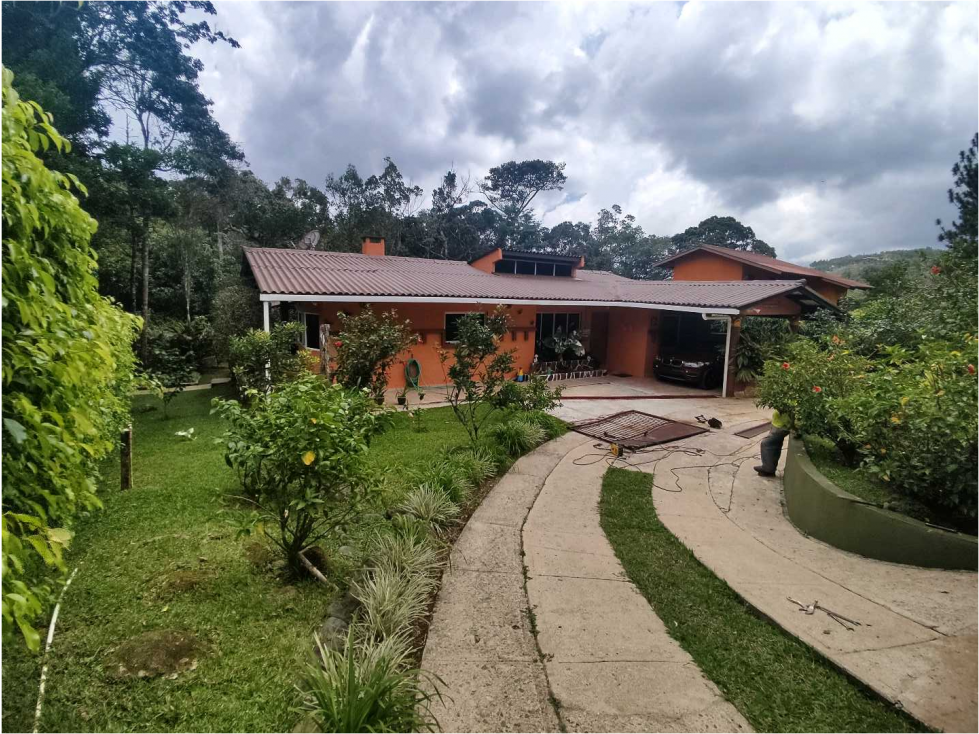 Se alquila casa en Altos de Cerro Azul