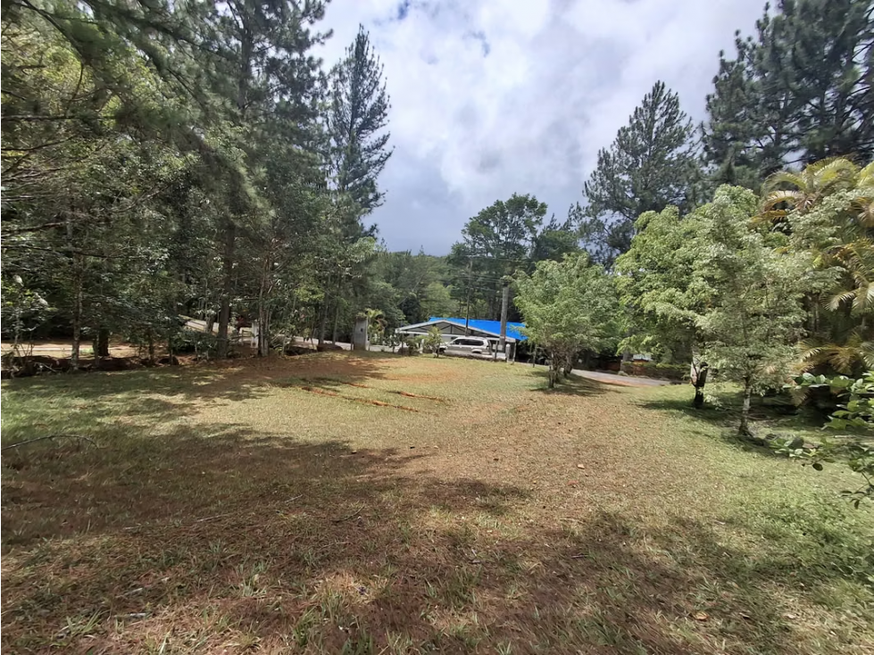 Se vende lote con casita en Altos de Cerro Azul