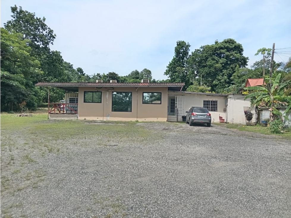 Se Vende en Altos de Tocumen con oficina circa la C.Panamericana - 1
