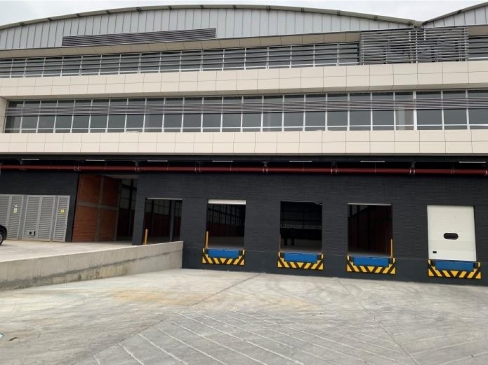 ARRIENDO BODEGA FONTIBON INDUSTRIAL 10 MINUTOS AEROPUERTO — foto 2
