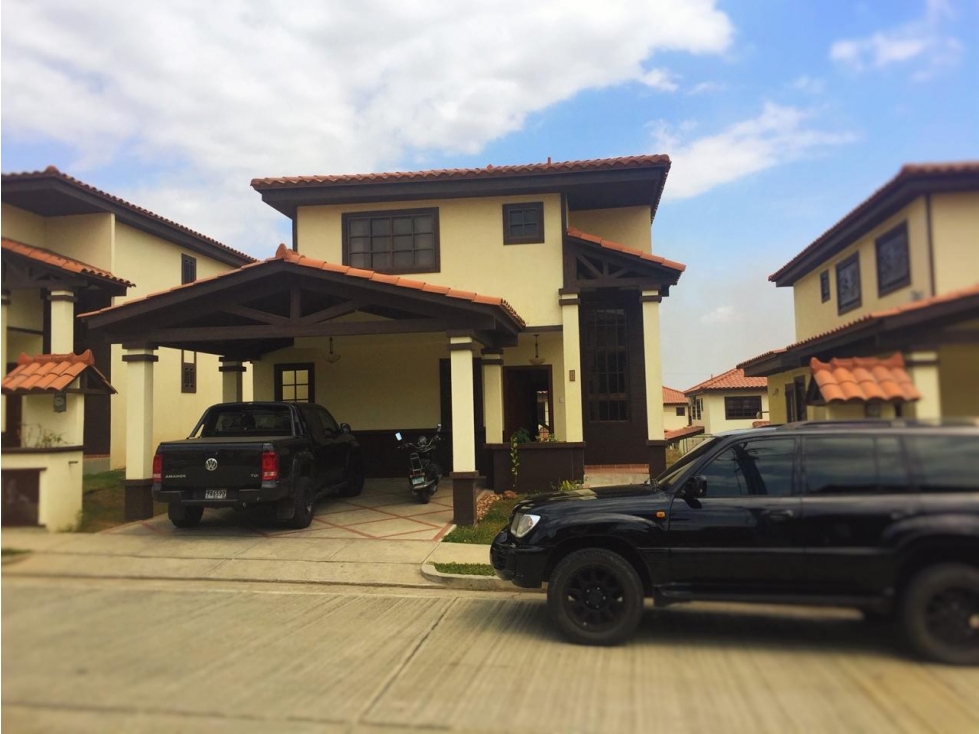 VENTA CASA CIUDAD DEL LAGO LAS CUMBRES