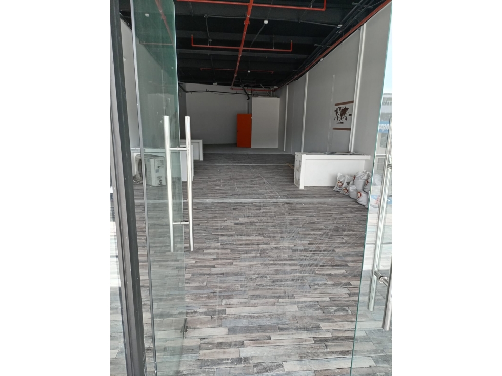 ALQUILER LOCAL BRISAS DEL GOLF — foto 2