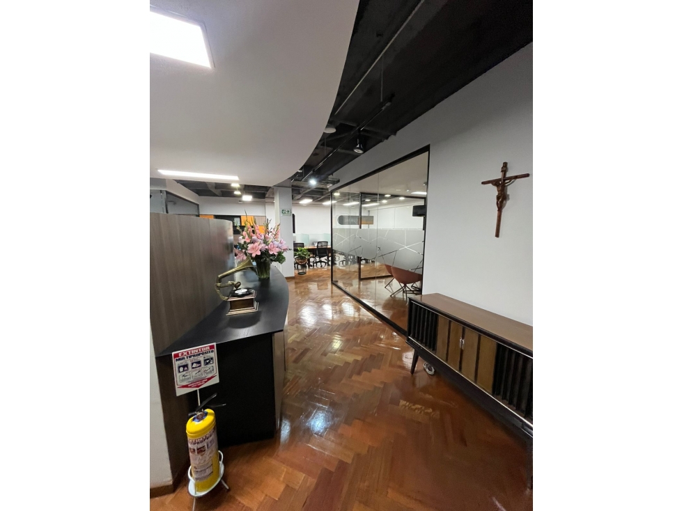 CHICO SOBRE EL PARQUE DE LA 93 EXCELENTES OFICINAS! — foto 3