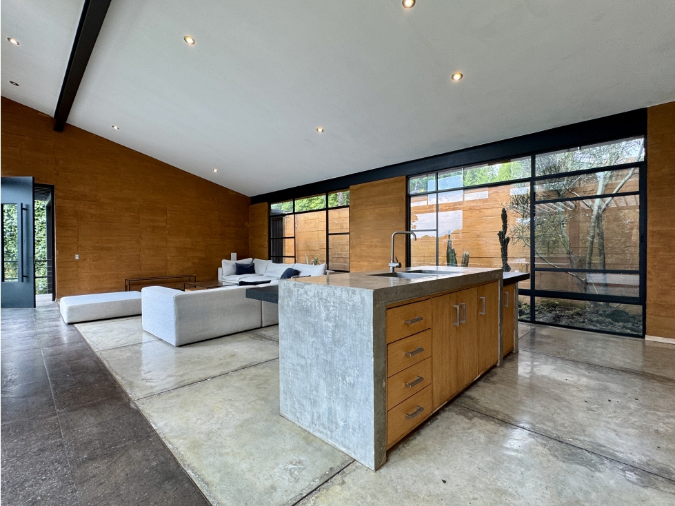 CASA EN VENTA | AVANDARO | VALLE DE BRAVO | CON GRAN JARDIN - 4