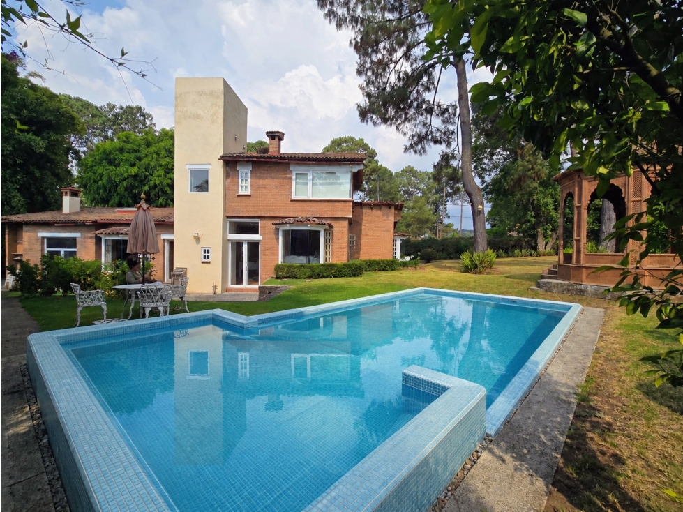 CASA EN RENTA EN AVANDARO I SEMIAMUEBLADA I ALBERCA I JARDIN