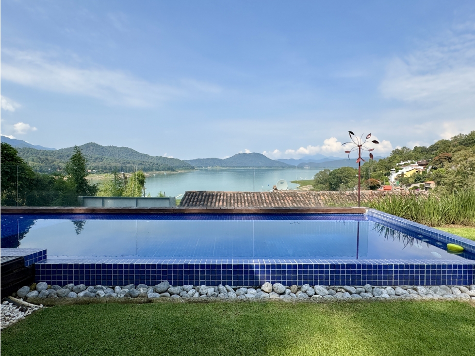 CASA EN AVÁNDARO CON VISTA AL LAGO Y JARDIN AMPLIO DE 1600 M2 - 4