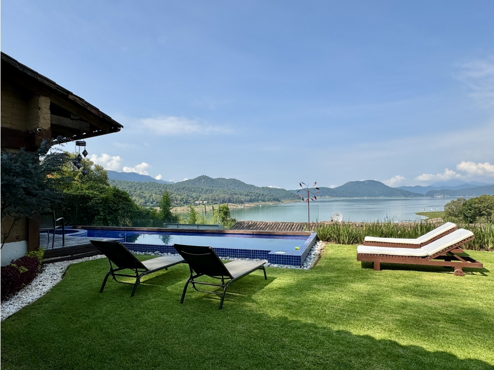 CASA EN AVÁNDARO CON VISTA AL LAGO Y JARDIN AMPLIO DE 1600 M2 - 1