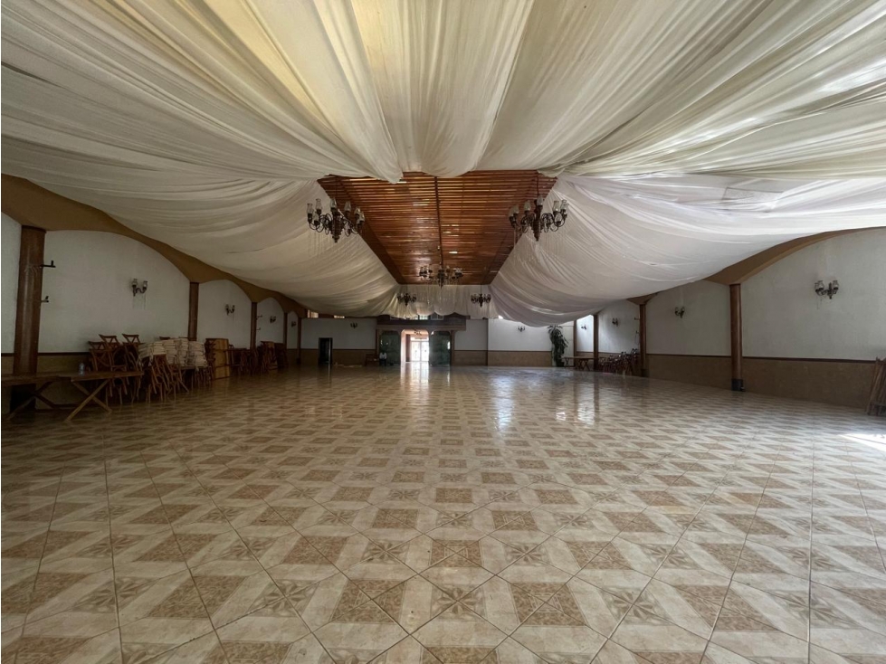 LOCAL EN RENTA I VALLE DE BRAVO I 1582 M2