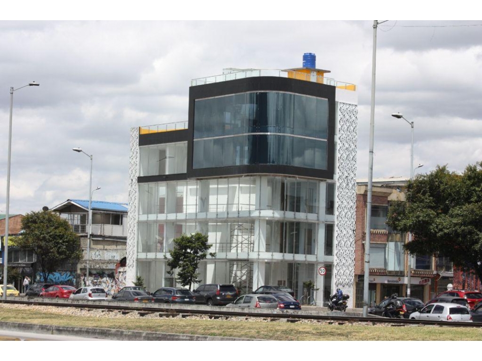 VENDO EXCELENTE EDIFICIO DE OFICINAS PARA ESTRENAR- AP
