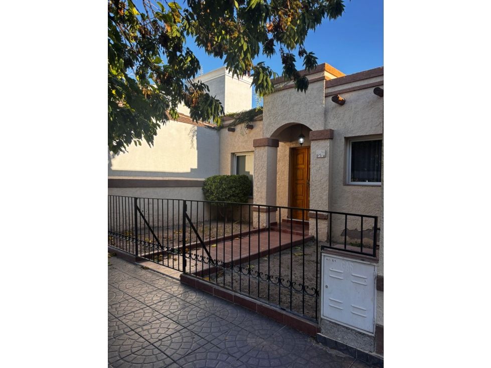 Casa en Venta de 3 Dormitorios en Barrio privado Furloti, Maipú - 1