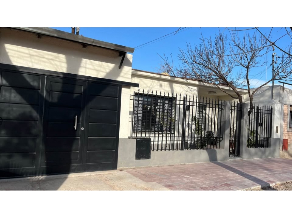 Casa en Venta 4 Dormitorios a 1 cuadra de Palmares, Godoy Cruz - 2
