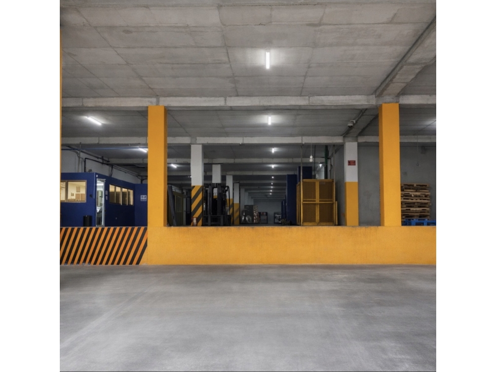 Colon, Francefield galera 9600m2