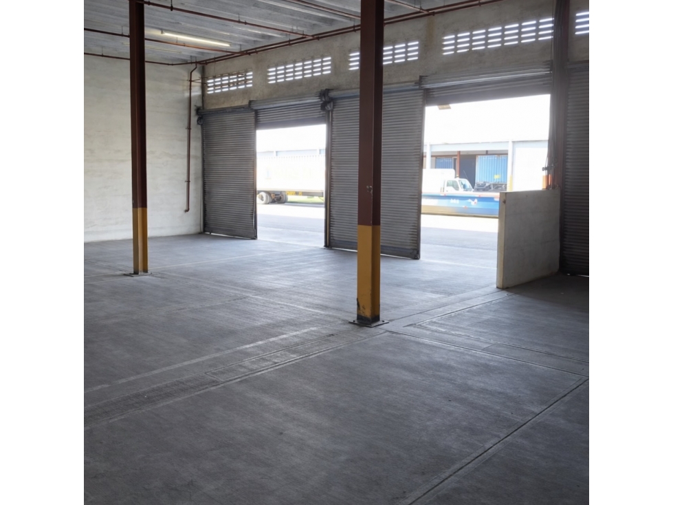 Colon, galera 2700m2 en $9,500