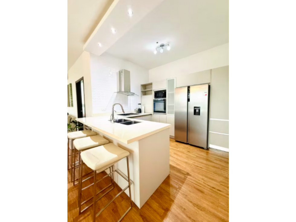 Pasos Parque Omar, 140m2 2 rec a solo $330k