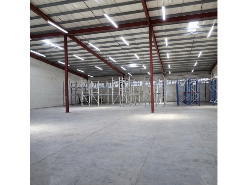 Colon, galera 2700m2 en venta