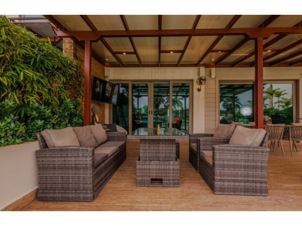 Playa Escondida Casa de lujo turn key a solo $850K - 1