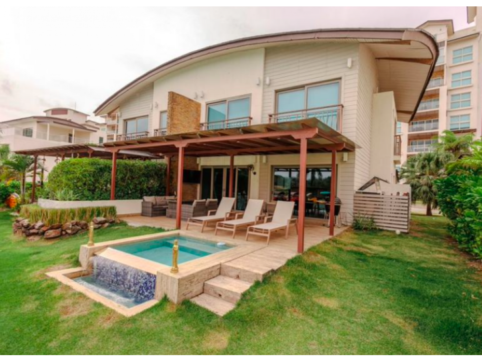 Playa Escondida Casa de lujo turn key a solo $850K - 2