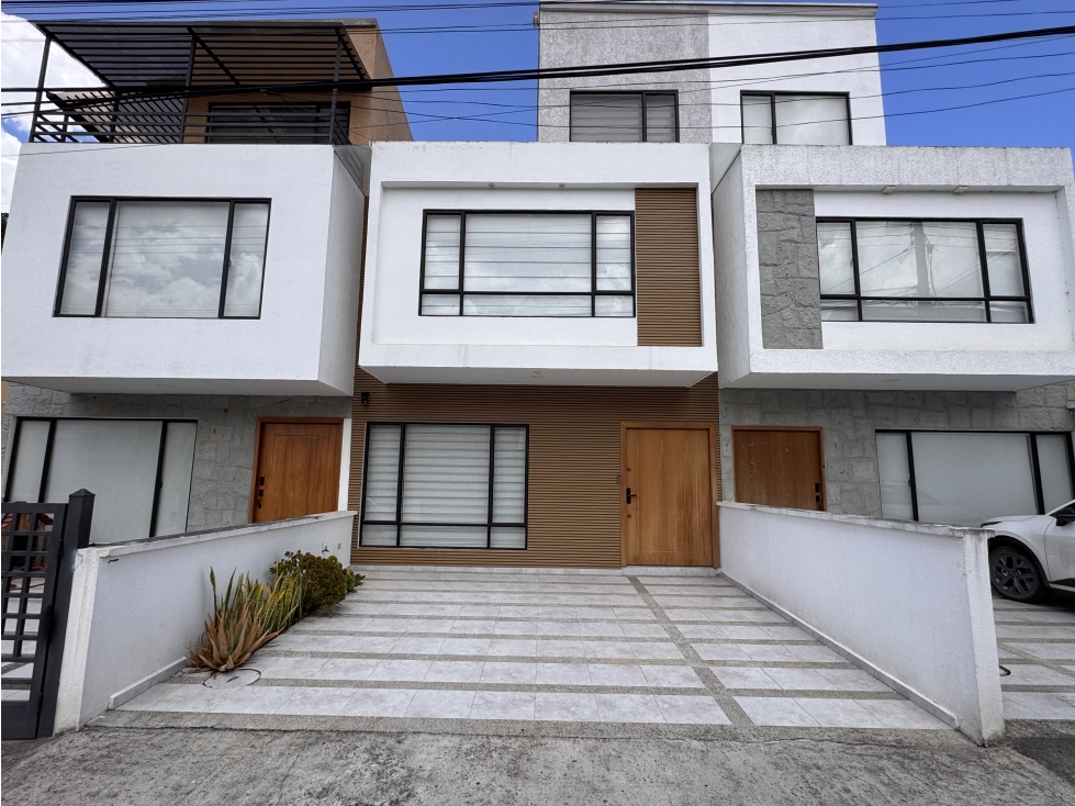 #187 Cómoda Casa En Venta, Sector Cdla. Ingenieros Civiles