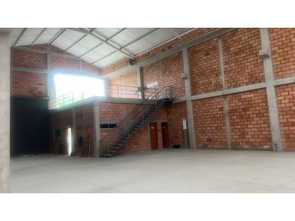 BODEGA EN ARRIENDO CENTRO EMPRESARIAL - 1280m2 - 3