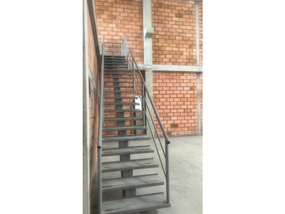 BODEGA EN ARRIENDO CENTRO EMPRESARIAL - 1280m2 - 4