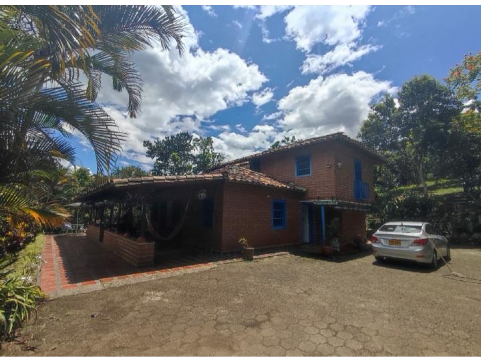 Venta de finca en Copacabana - 1