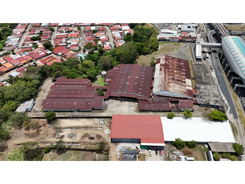 Complejo Industrial en Venta frente a el Metro