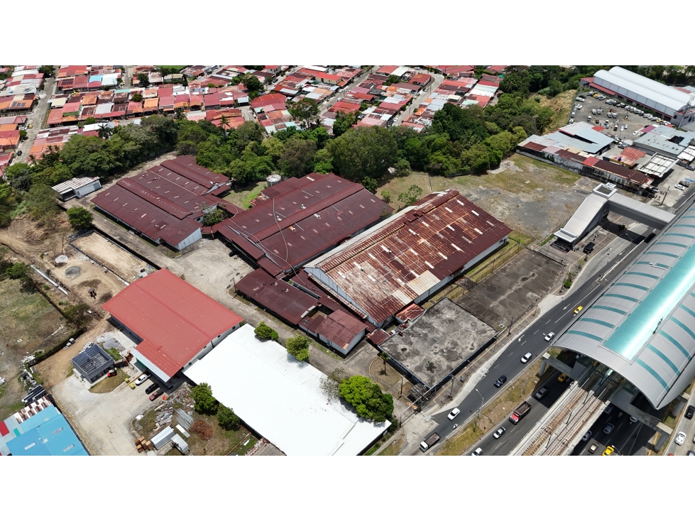 Complejo Industrial en Venta frente a el Metro — foto 3