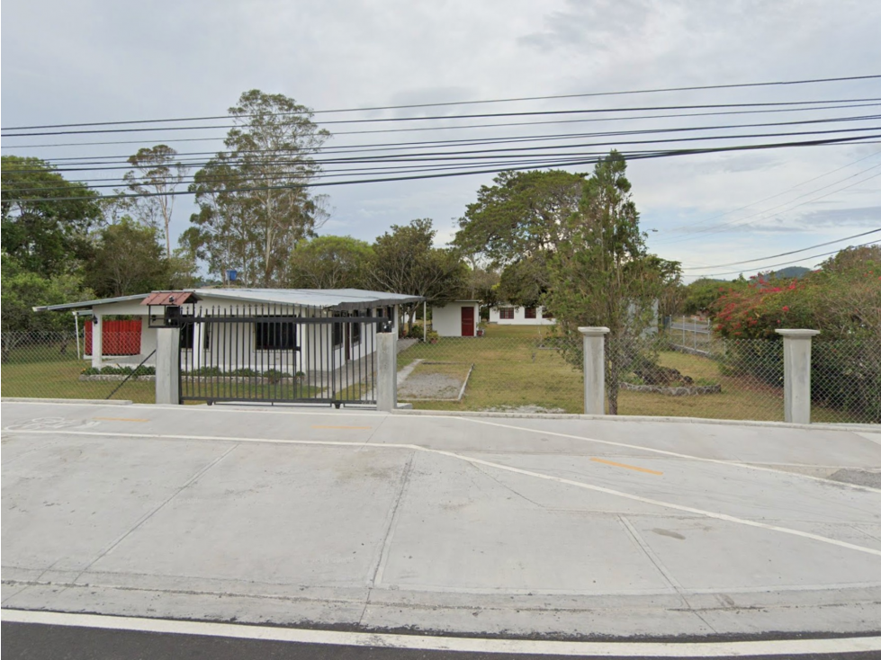 Casa con Amplio Terreno y Casa de Visitas en Vía Volcán - 1
