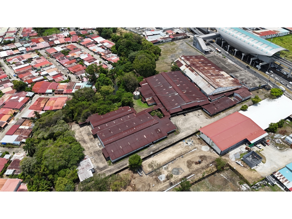 Complejo Industrial en Venta frente a el Metro — foto 2