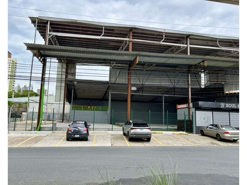 Se Alquila Propiedad Comercial en Transistmica