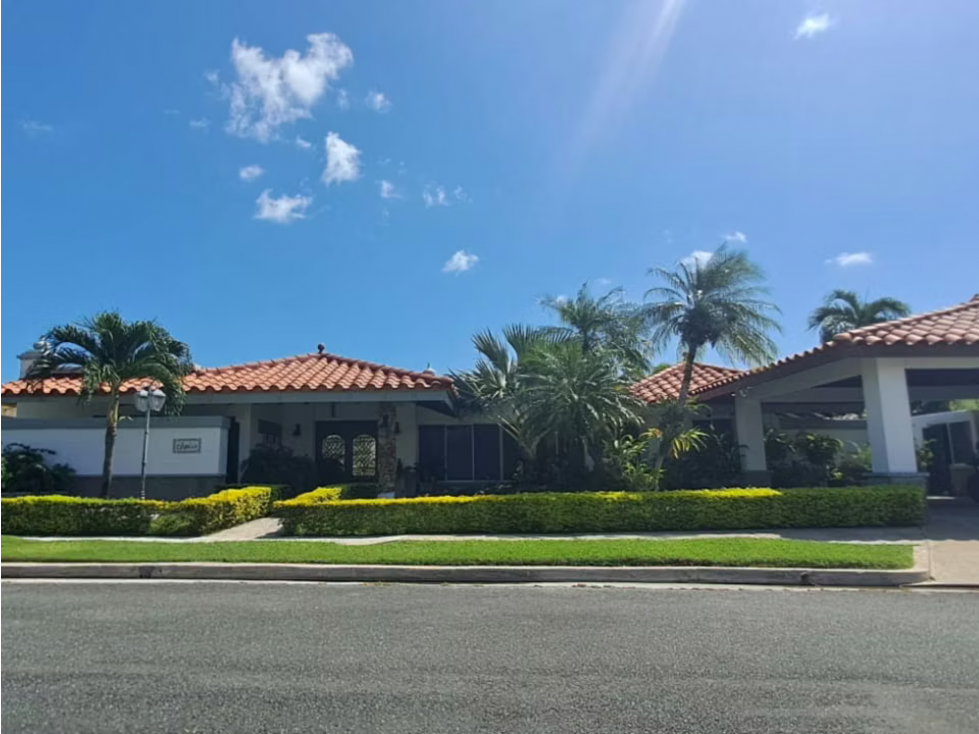 Se Vende Casa de Playa con Piscina y Bohio en Vistamar, San Carlos