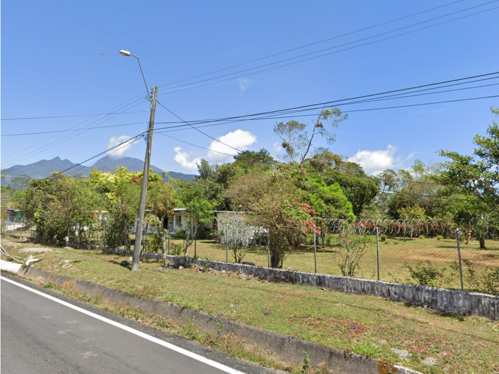 Casa con Amplio Terreno y Casa de Visitas en Vía Volcán - 2