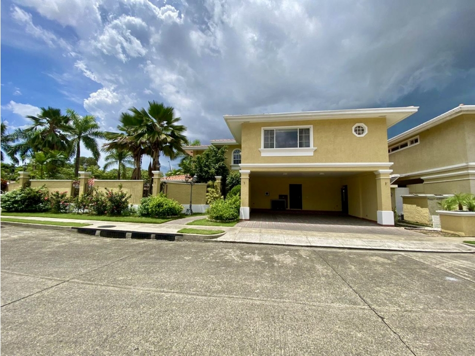 Se Vende Casa con Amplio Terreno en Costa del Este