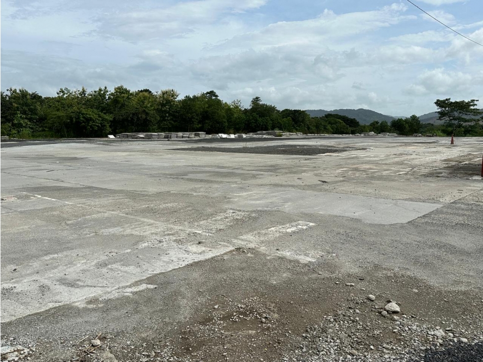 Se Alquila Lote de 10,000 m² con Piso de Concreto - 3
