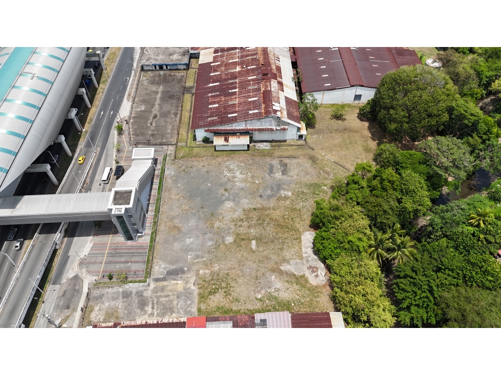 Complejo Industrial en Venta frente a el Metro — foto 5