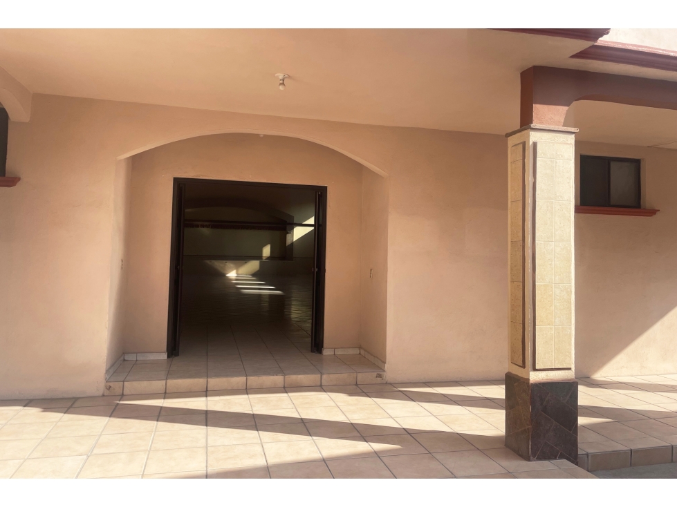Amplio local en RENTA en zona centro de Ramos Arizpe CLR626001 - 2