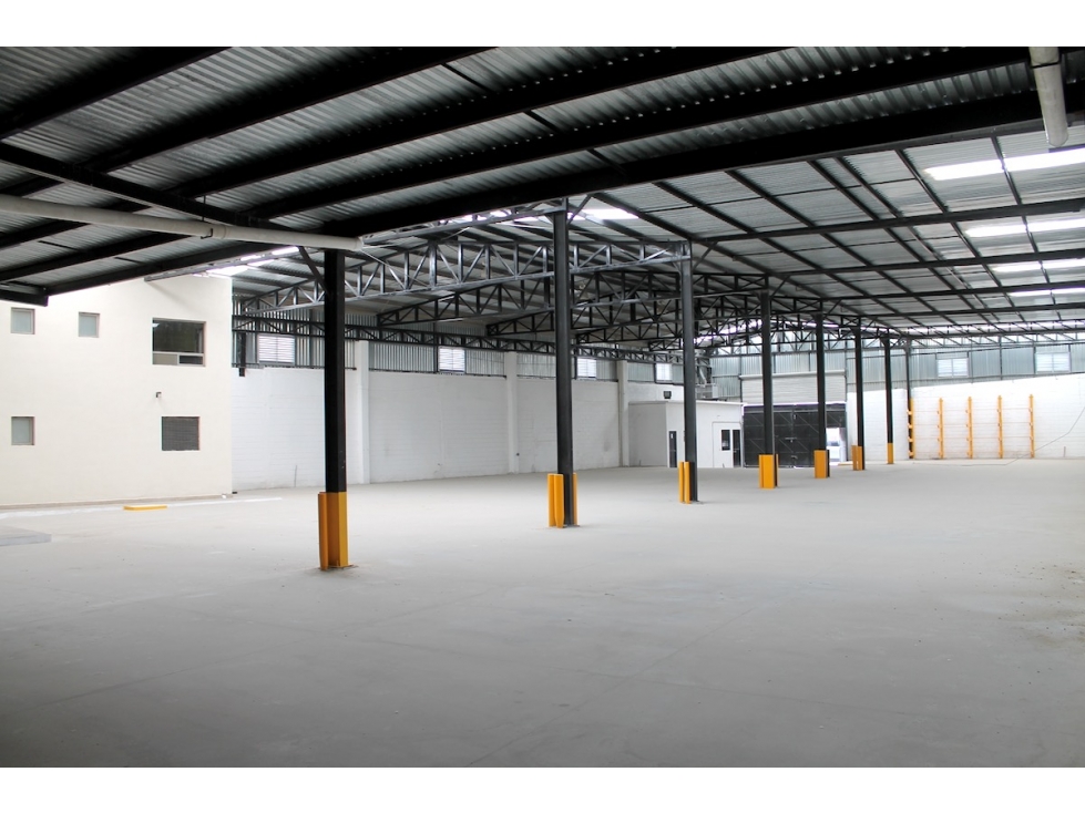 Bodega industrial RENTA a 200m de Lib. Óscar Flores Tapia IBR654865 - 2
