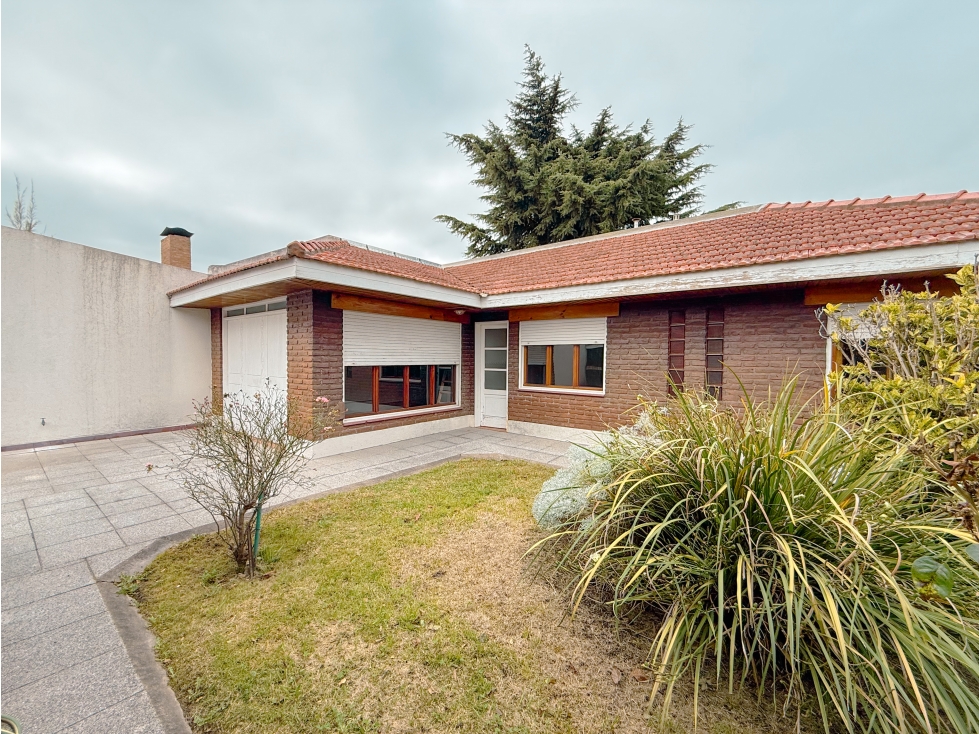 CASA EN VENTA - SEMICENTRO TANDIL - 4 Dormitorios - 1