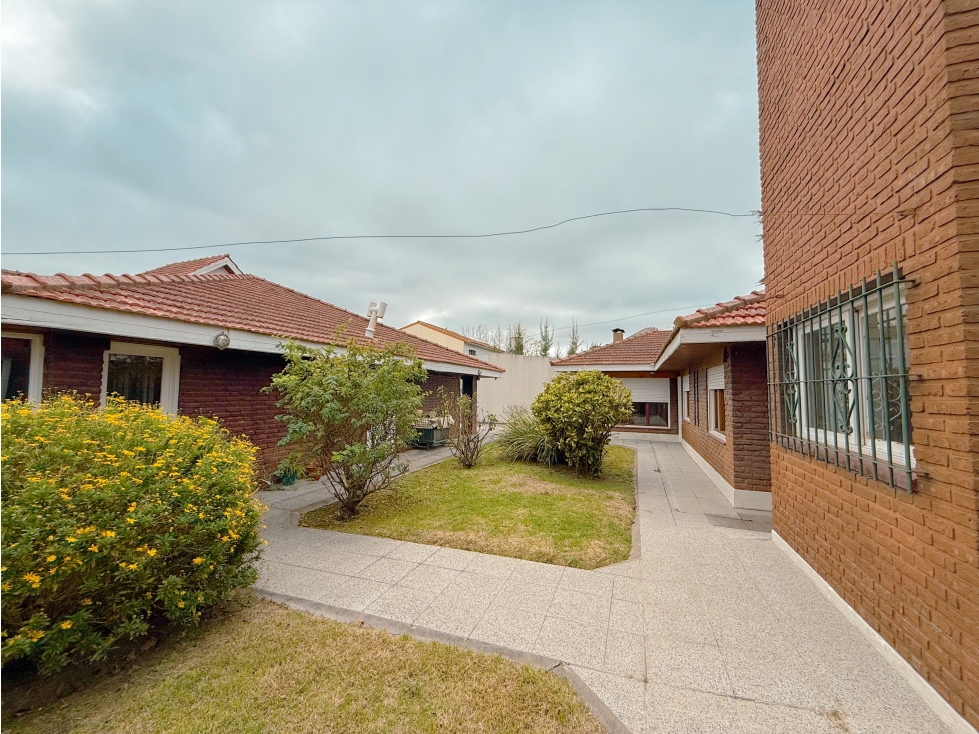 CASA EN VENTA - SEMICENTRO TANDIL - 4 Dormitorios - 2