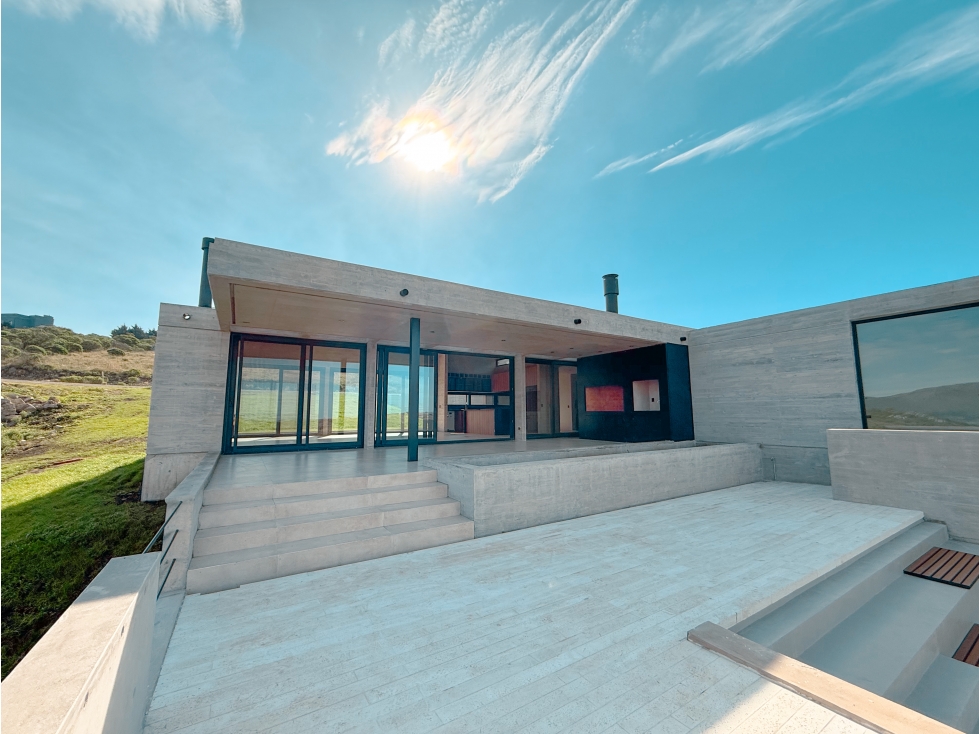 CASA EN VENTA A ESTRENAR EN TANDIL -BARRIO CERRADO ALTOS AIRES - 1