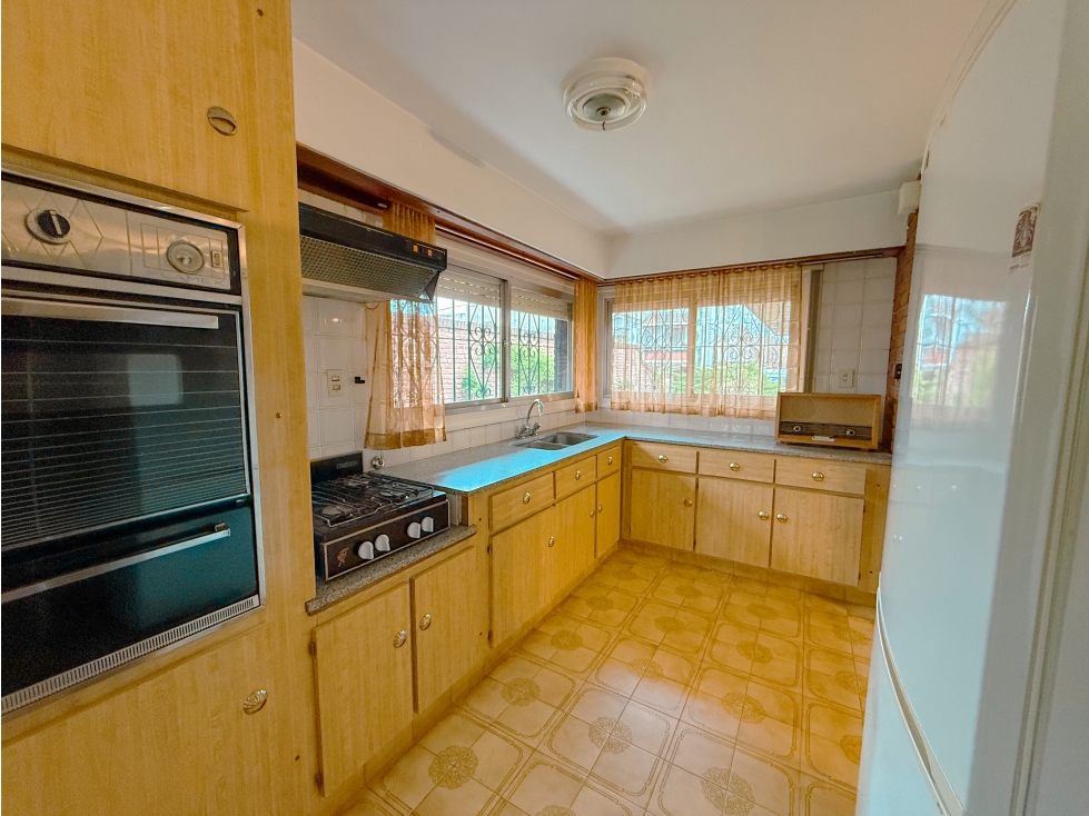 CASA EN VENTA - SEMICENTRO TANDIL - 4 Dormitorios - 3