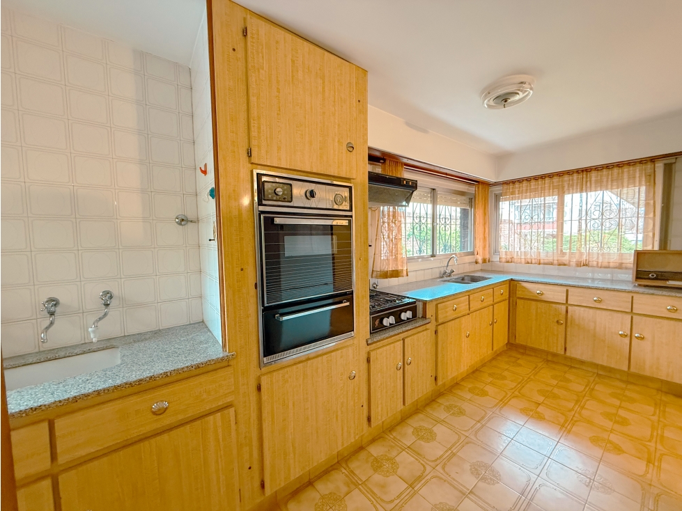 CASA EN VENTA - SEMICENTRO TANDIL - 4 Dormitorios - 5