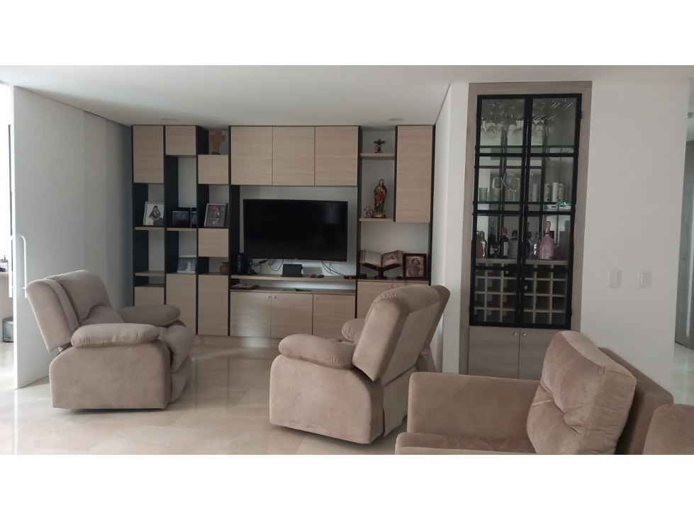 VENTA MODERNO Y AMPLIO APARTAMENTO AMOBLADO ACABADOS DE LUJO LAURELES — foto 2