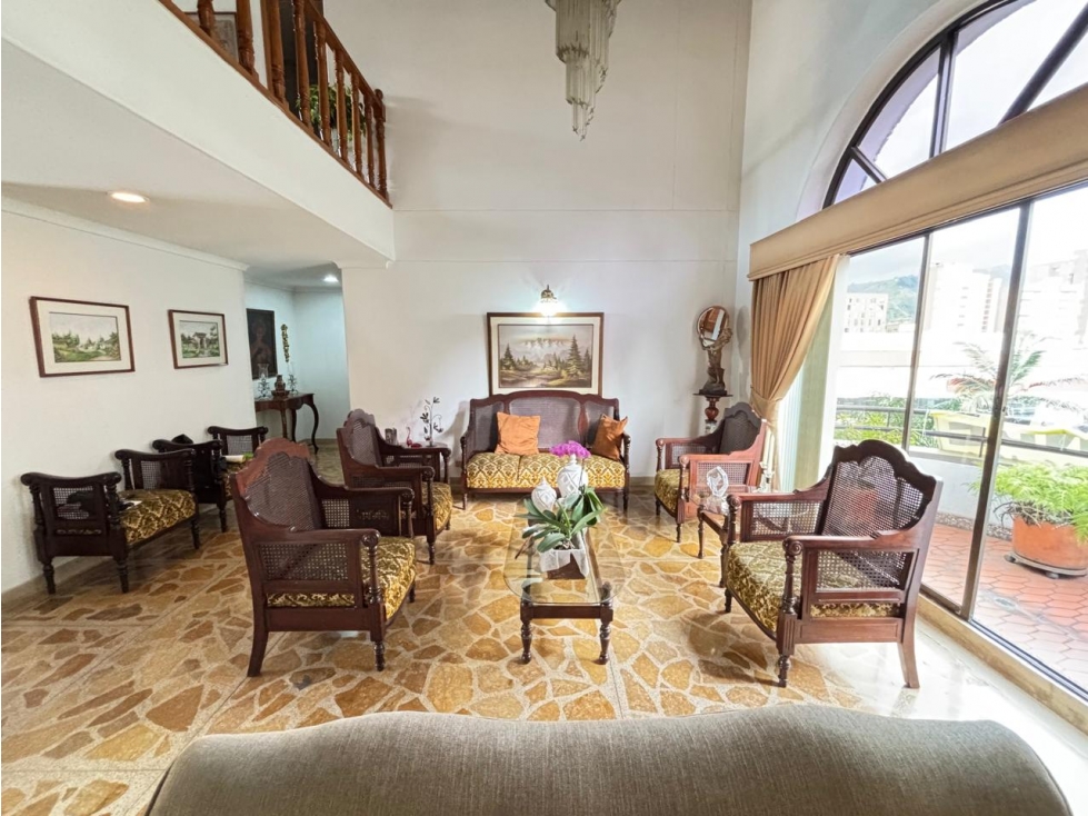 VENTA DE AMPLIO APARTAMENTO DUPLEX EN EL BARRIO LAURELES DE MEDELLÍN — foto 2