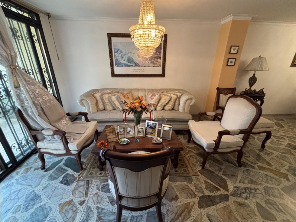 VENTA DE AMPLIO APARTAMENTO EN EL BARRIO LAURELES DE MEDELLIN