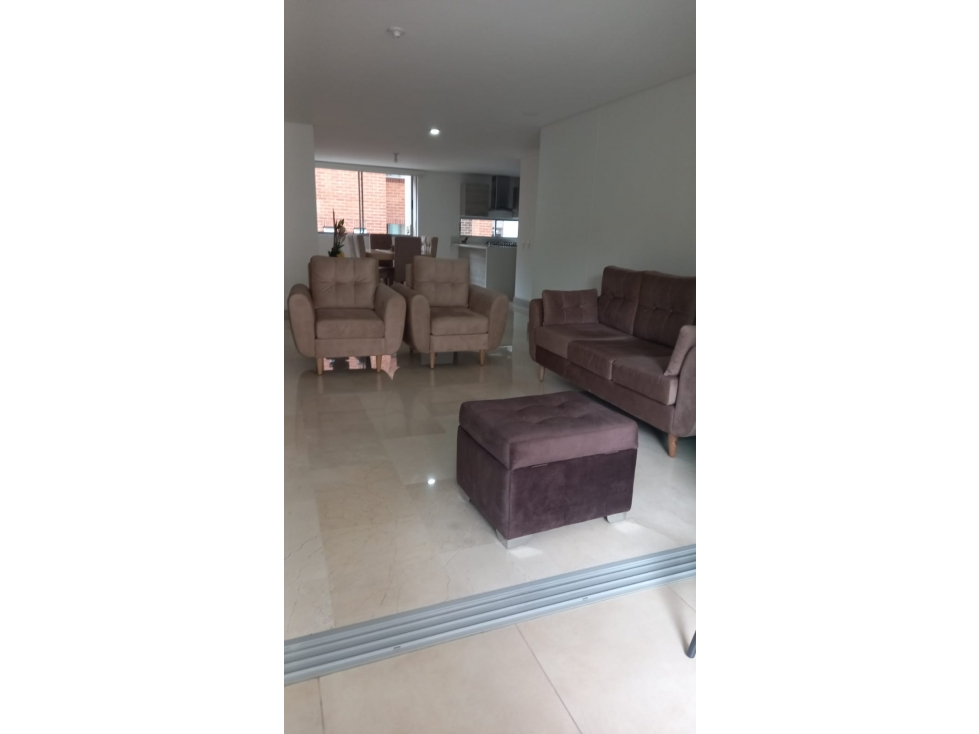 VENTA MODERNO Y AMPLIO APARTAMENTO AMOBLADO ACABADOS DE LUJO LAURELES — foto 3