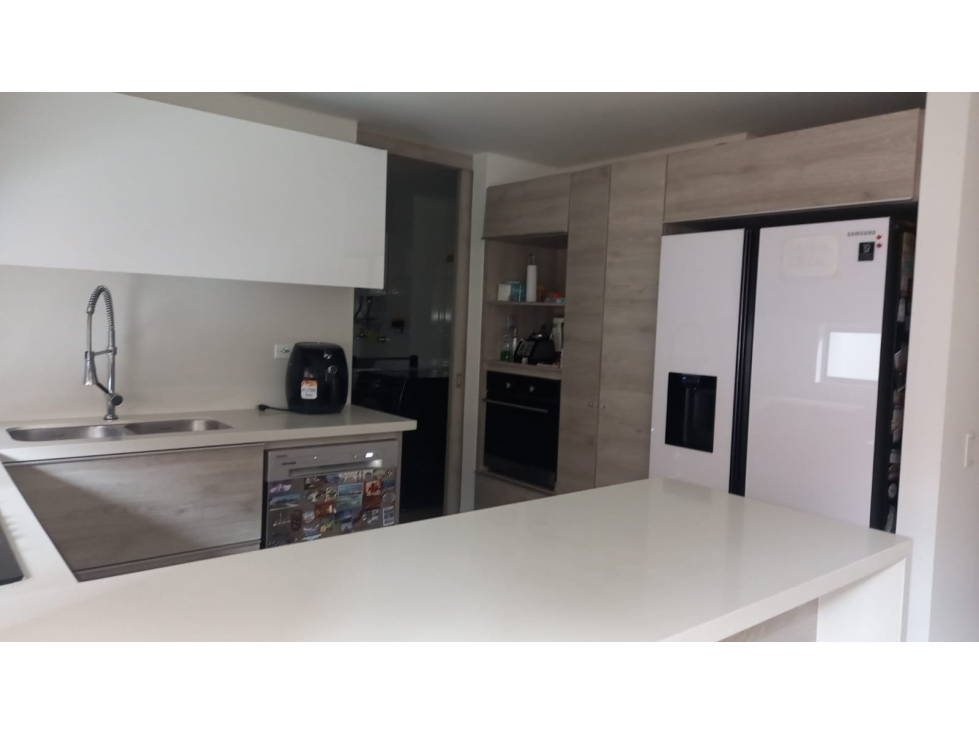 VENTA MODERNO Y AMPLIO APARTAMENTO AMOBLADO ACABADOS DE LUJO LAURELES — foto 5